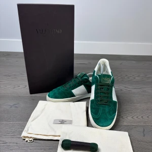 Valentino flycrew  - Säljer dessa valentinos flycrew sneakers i otroligt bra skick med endast 2 nitar saknas (1 på varje sko)🔥. Dessa skor är otroligt sällsynta för att dom ej tillverkas längre och färgen heter emerald green. Skorna är i storlek 41 och allt som är på bilden följer med förutom sko trän. Skulle du ha några andra frågor eller funderingar så är det bara och kontakta☺️