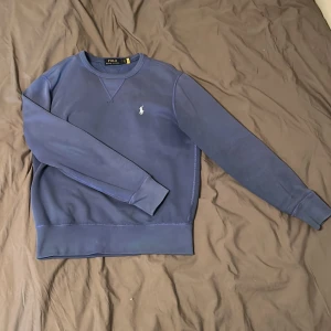 Ralph Lauren Tröja - Blå Ralph Lauren tröja som är försiktigt använd utan en ända skada. Nypris: ca 2000kr. Jag är 180 så den lär passa 170-180+. Priset är ej fast och tveka inte på att kontakta. 