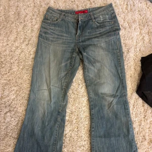 Lågmidjade vintage jeans!! - Säljer mina jättesnygga jeans som är köpta second hand i London eftersom dom är för korta för mig💕💕 dom är i väldigt bra skick😊😊skulle gissa att de passar på S (36 eller 38)
