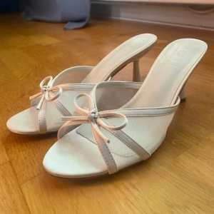 Kitten heels - Söta slip in klackar me rosett framtill❤️ 