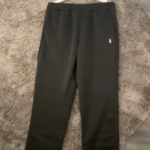 Svarta mjukisbyxor från Polo Ralph Lauren M baggy - Svarta mjukisbyxor från Polo Ralph Lauren med klassisk vit logga. Storlek M men passar L också de är baggy vilket e nice helt nya också.