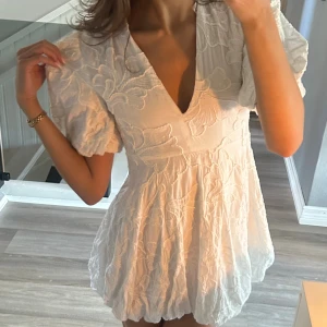 Zara klänning  - Säljer denna populära klänning från Zara i superfint skick, med fina broderier. Passar perfekt till studenten!! Storlek 34 