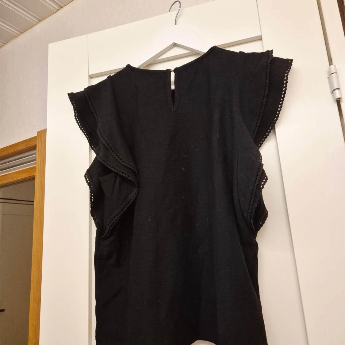 Svart volangblus från Holly & Whyte - 3