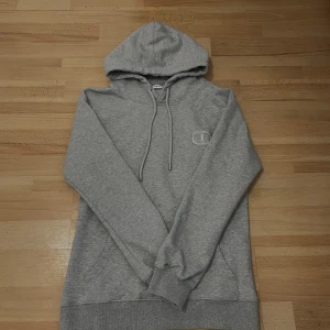 GRÅ CD HOODIE - Passar för XS och S. Gjord från 100% Bomull. Våga fråga frågor ifall det är något som undras om plagget! Priset kan alltid diskuteras 