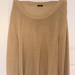 Beige stickad tröja från Massimo Dutti - Säljer en beige stickad tröja från Massimo Dutti. Tröjan har en rund halsringning och långa ärmar, perfekt för lager på lager. Den är i en mjuk och skön stickad kvalitet som passar både till jeans och kjol.