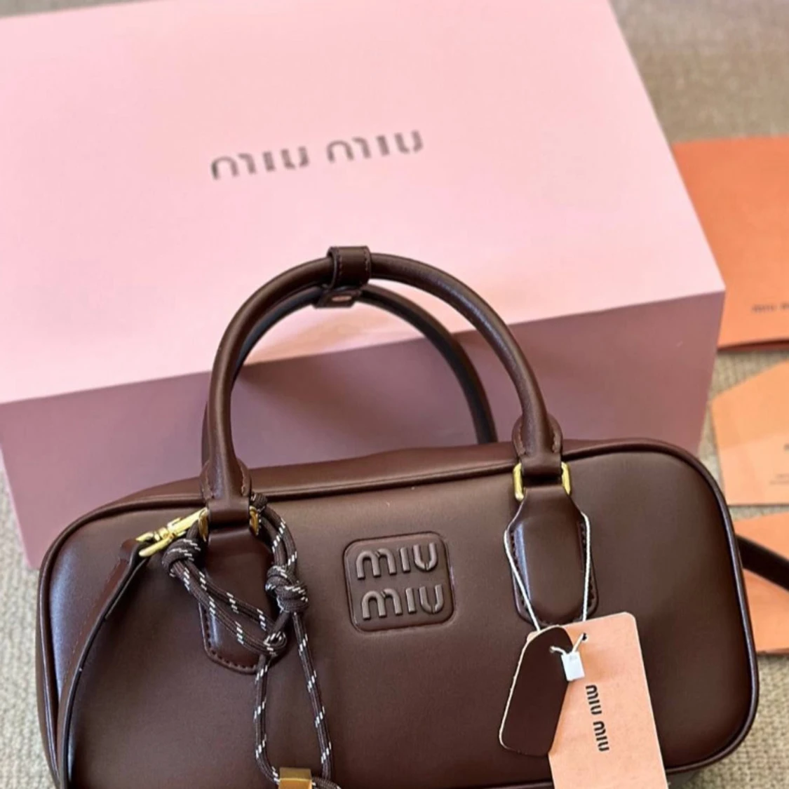 Brun handväska från Miu Miu i skinn