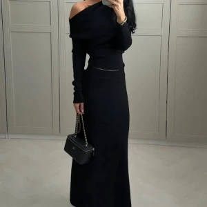 Svart lång stickad sett kjol och topp - Säljer en svart lång stickad set med offshoulder och lång ärm. Kjolen har en snygg slits framtill och sitter slim över midjan. Perfekt för dig som gillar stilrena och trendiga plagg med lite edge.