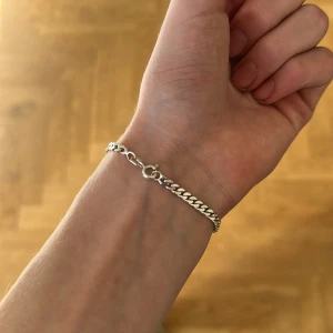 silver armband  - Snyggt och stilrent armband i silverfärg med platt kedjedesign. Perfekt accessoar för dig som gillar minimalistiska smycken. Lätt att matcha med andra armband eller klockor. Stängs med en smidig karbinhake. Det är i äkta silver