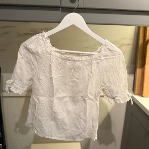 Vit blus - Söt vit blus från H&M.