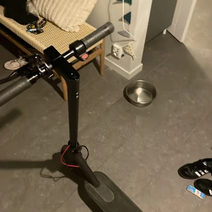 Elscooter Xiaomi Mi Electric Scooter - Xiaomi Mi Electric Scooter i gott skick. Robust konstruktion, slitstarka däck och tydliga bromsar. Några mindre repor syns men inget som påverkar funktionen. Perfekt för smidig och miljövänlig pendling i stan.