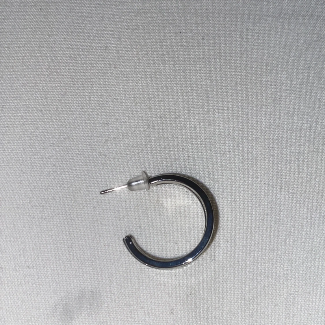 Snygga silvriga örhängen i metall - 1