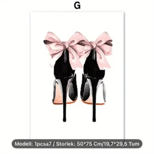 Poster - En poster med ett motiv på ett par svarta klackar med en rosa rosett som är storlek 50*75 cm/19,7*29,5 tum