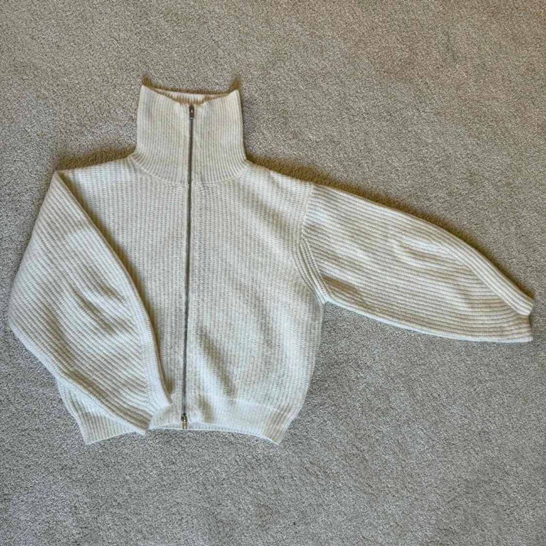 Beige ribbad kofta från BikBok