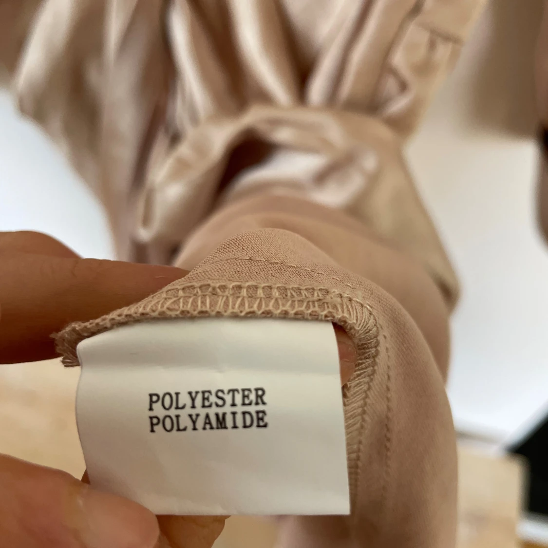 Champagnefärgad festklänning från abyss by abby the label  - 4