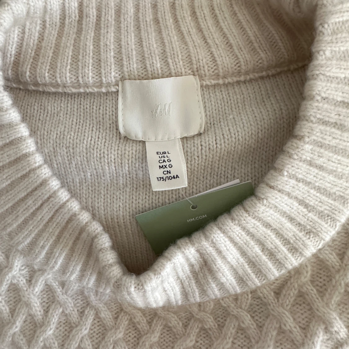 Beige stickad tröja med flätmönster - 4