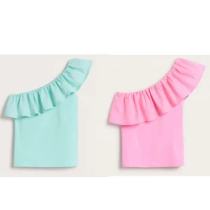 Rosa och turkos oneshoulder topp Kappahl - Två snygga oneshoulder toppar från Kappahl i storlek 146/152 och 170. En är ljusrosa och den andra är ljus turkos, båda med bred volang längs axeln. Topparna är ärmlösa och gjorda i mjuk bomull, perfekta för sommarens alla tillfällen.