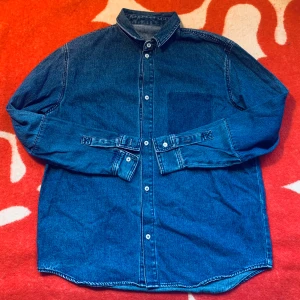 Denim skjorta - Denim skjorta Inget märke  61 bredd armhåla till armhåla 71 cm längd
