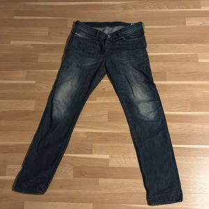 Mörkblå raka jeans från diesel - Säljer ett par mörkblå jeans från diesel i storlek 33 34 med klassisk femficksdesign och raka ben. Perfekta för en avslappnad och stilren look.