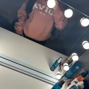 Sweatshirt från ASOS storlek S   - Fin tröja med tryck. Använd 1 gång 