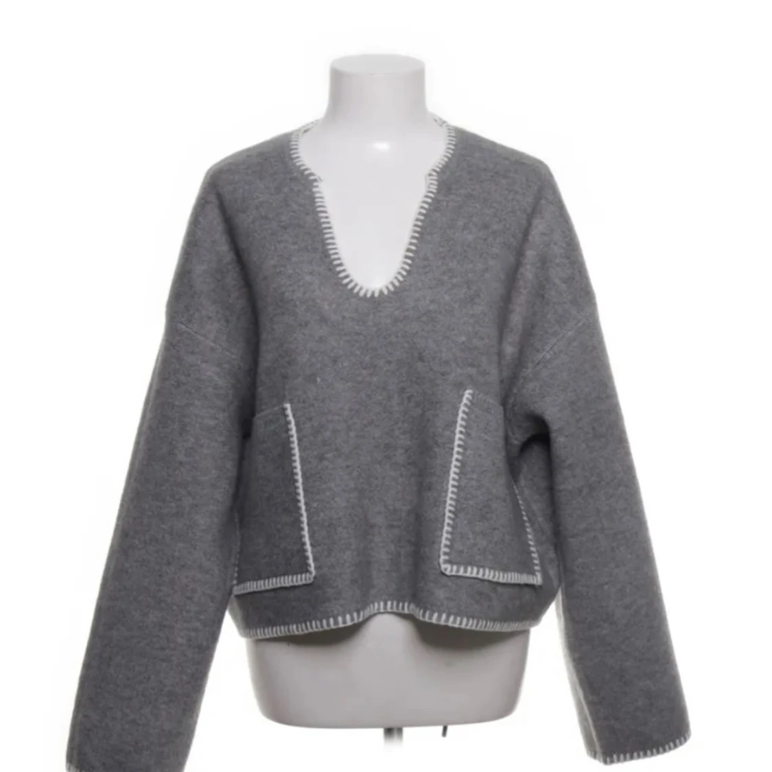 Grå kofta från Zara med vita detaljer