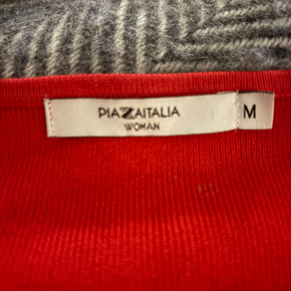 Röd ribbad linnetopp med v-ringning - 2