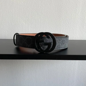 Gucci bälte  - Gucci bälte med snygg och unik design. storlek 110 cm. Helt ny aldrig använt. Kan frakta eller mötas i Stockholm. Postar alltid under 24 timmar efter köpet. Skriv gärna för fler frågor eller bilder.