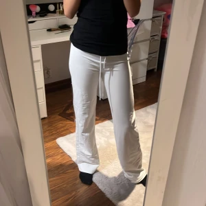Vita mjukisbyxor med snörning - Säljer ett par vita mjukisbyxor med snörning i midjan. Mjukt material som är skönt att ha på sig knappt använda . De storlek S men passar XS lika bra 