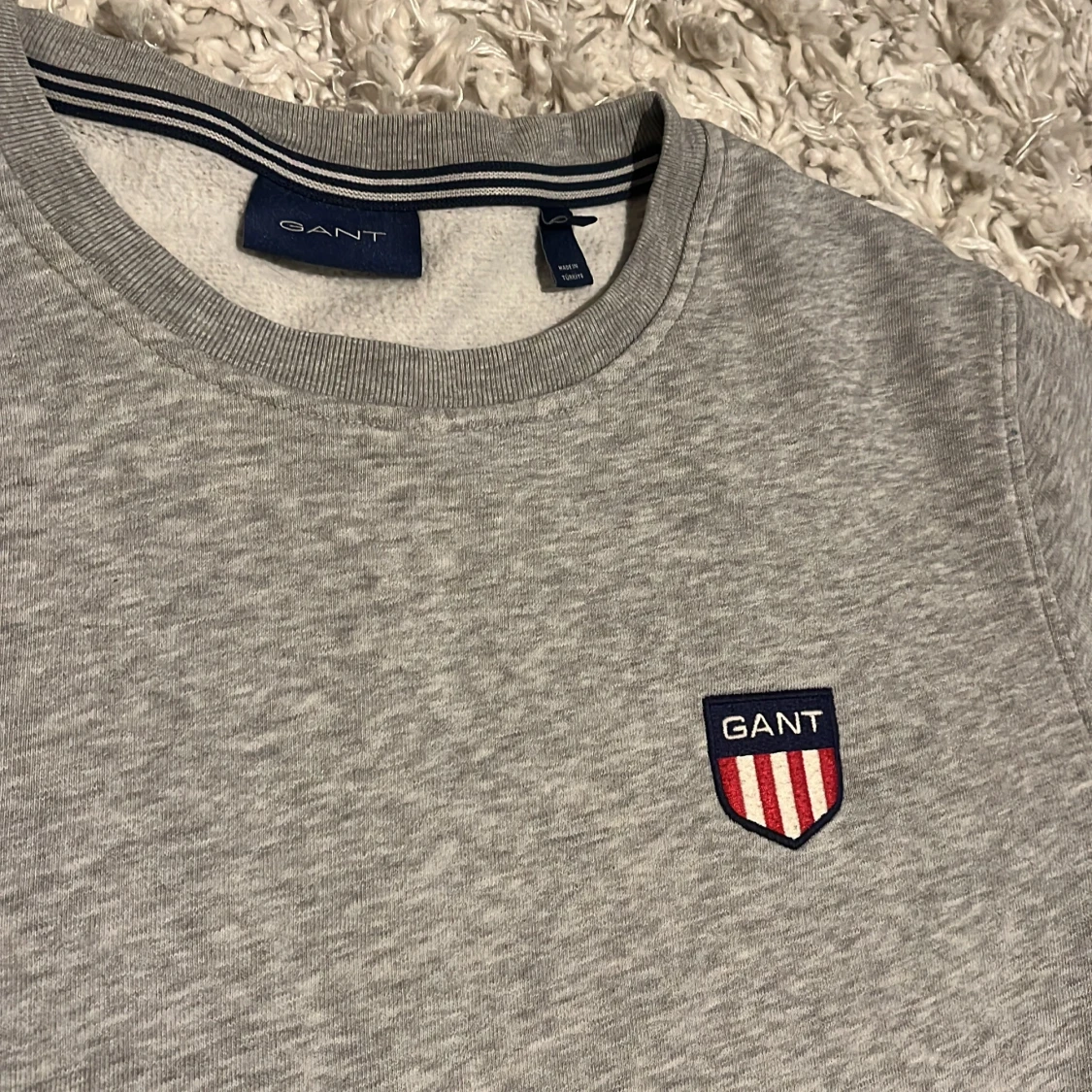 Grå sweatshirt från GANT med logo - 1