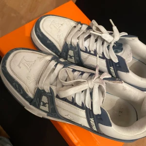 Louis Vuitton skor - Säljer nu mina lv skor! Storlek 44 använd ett fåtal gånger pris via diskussion