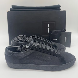 SAINT LAURENT SL/06 - Saint Laurent SL/06 - Skick: 9/10 - Tillbehör: Dustbag & Kort & Extra snören - Storlek 42 sitter som 43 - Nypris ca 8000kr - Deluxecloset