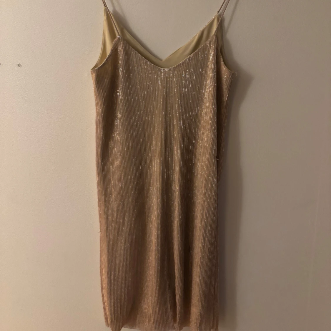 Glittrig champagneklänning Gina Tricot - 1