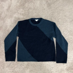 Tröja  - Jag säljer denna väldigt snygga och trendiga tröja från Gina Tricot. Den är i storlek 170 och passar som en XS/S. Den är i fint skick men kan ibland släppa ifrån sig något tråd och är lite nopprig.💕😊