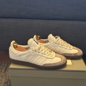 Adidas Samba vita sneakers - Storlek/42, skick 9/10 (inte tvättade)