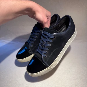 Lanvin - Hej, Säljer nu mina glansiga Lanvin skor i fint skick. Storlek uk8=43/44. De tillkommer Orginal snören. Nypris= 5000kr på Nk. Säljs för 2449kr - STEAL 