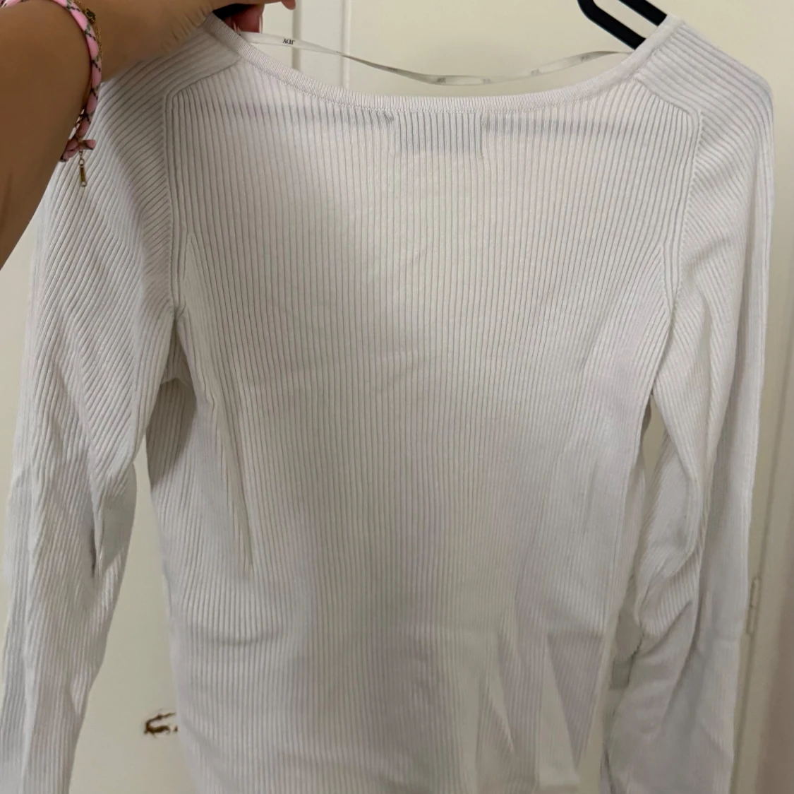 Vit ribbad långärmad topp med v-ringning - 1