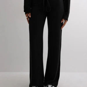 Svarta mjukisbyxor ”my chill pants” - Svarta mjukisbyxor från nelly. Storlek xs men är stretchiga så passar mig som S. 