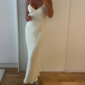 Ljusgul klänning från Zara  - Endast använd 1 kväll 