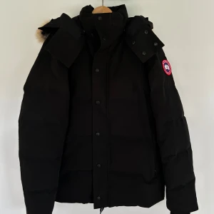 Canada Goose Wyndham - Säljer min Canada Goose Wyndham då den inte passar och vill köpa en ny jacka. Storleken är L/G. Skick är perfekt då den är oanvänd. Priset kan diskuteras vi snabb affär. Letar inte efter en SMS kompis så skriv BARA om du är intresserad. 