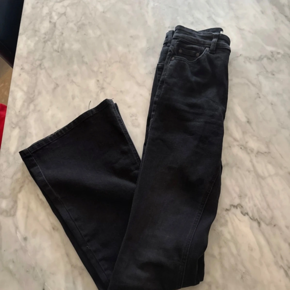 Svarta utsvängda jeans - 1