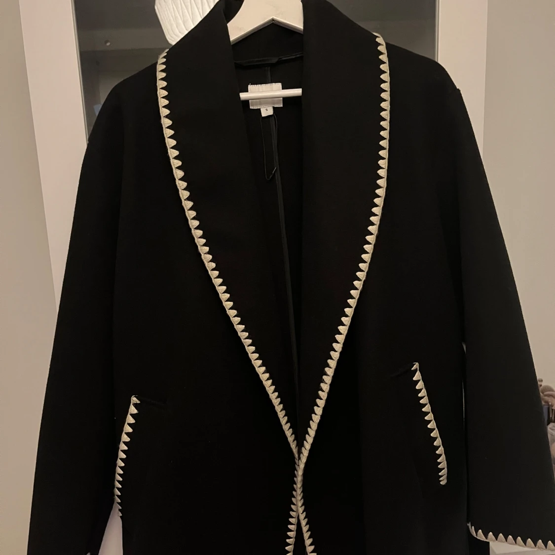 Svart kappa med mönstrad kant Kappahl - 3