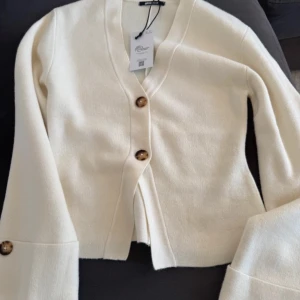 Beige kofta från Gina Tricot - Använd en gång , inte mina bilder man kan såklart skicka fler på min om man vill se ! Figursydd i midjan 💕