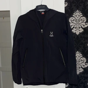 Haglöfs tunnjacka dam - Fin tunn/sportjacka från Haglöfs för tjejer. Jackan har varit sparsamt använd och har inga defekter! Säljs då den är för stor på mig nu.