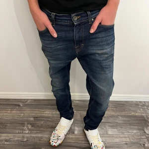 Mörkblå från Tiger of Sweden jeans Evolve 29/32 - Modell:178 cm och väger 67 kg. Skick:9,8/10