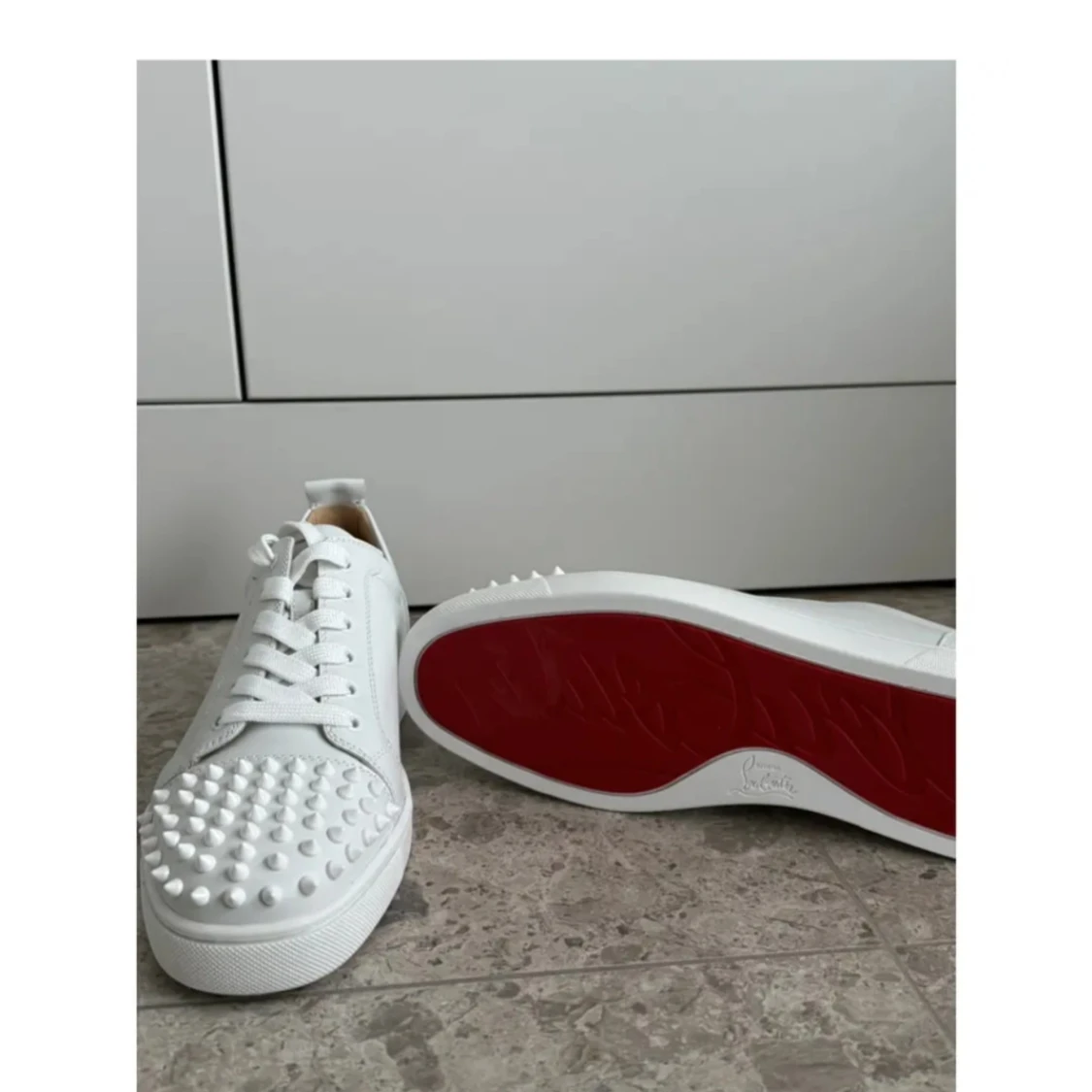 Christian Louboutin vita sneakers med nitar - 3