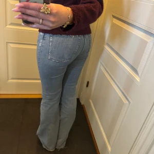 Ljusblå bootcut jeans - Säljer ett par ljusblå jeans med bootcut-modell från acne studio. Säljer då dom tyvärr inte kommer till användning längre. Nypris 4000kr. Hör av er vid eventuella frågor!🥰