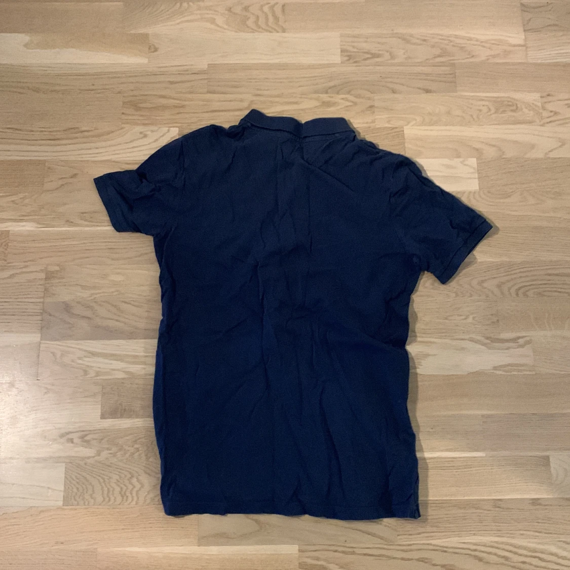 Mörkblå pikéskjorta från Newbody - 1