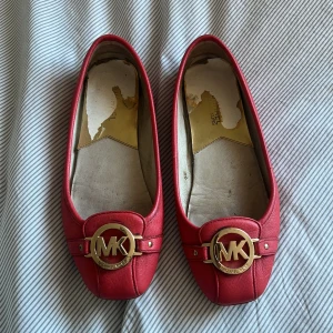 Röda ballerinaskor från Michael Kors - Använda men i bra skick! 
