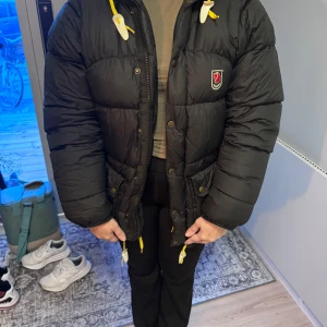 Fjällräven jacka svart - Svart fjällräven jacka/dun jacka. Storlek xxxs men passar mig som har S. Bra skick!