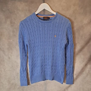 Ljusblå Morris Tröja - Stl Xs - Väldigt snygg Kabelstickad tröja från Morris! | Mycket bra skick: 8,5/10 | Stl: S på lappen men sitter bättre som Xs | Modellen på bilden är 175cm lång, passar dig bäst om du är cirka 162-175cm lång |