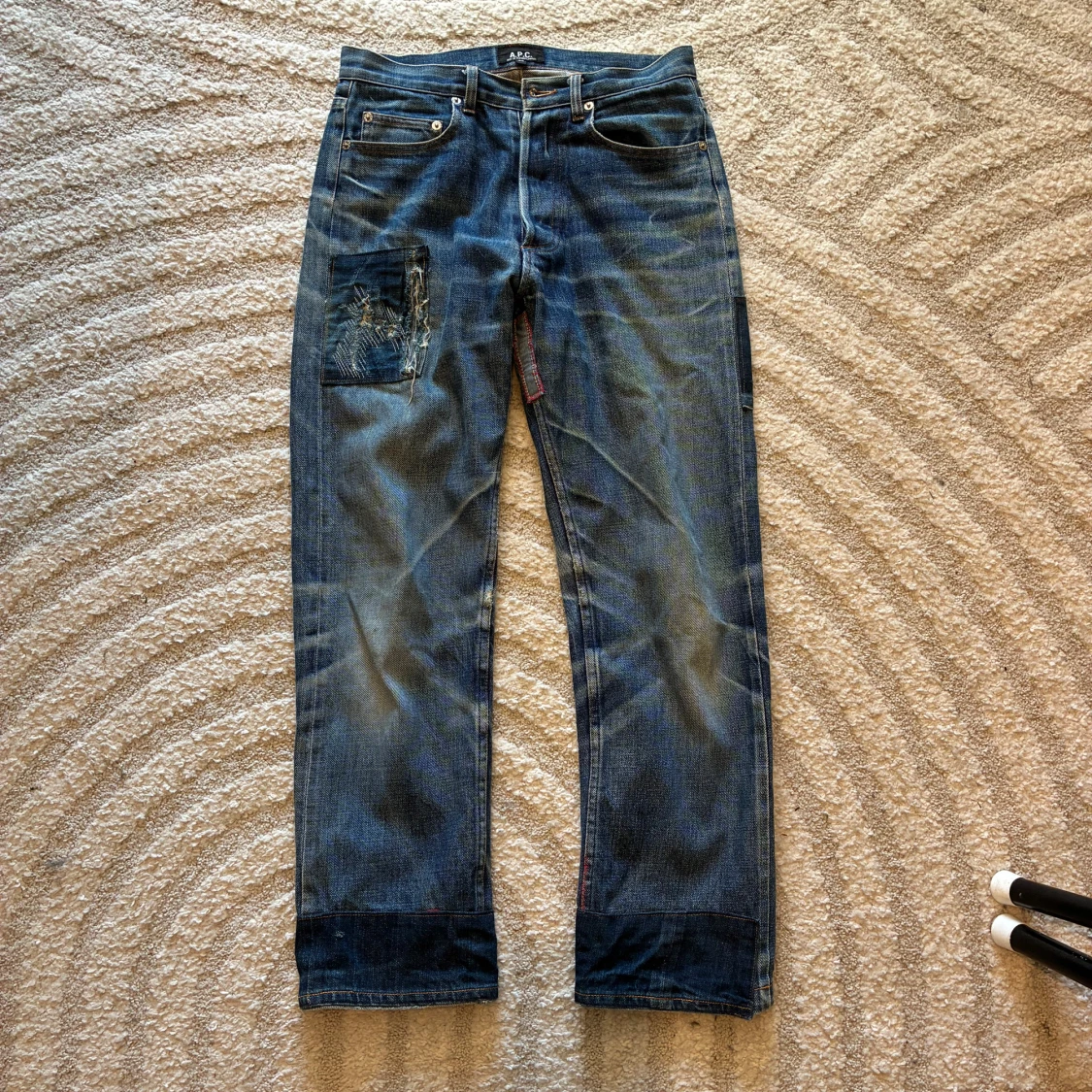 A.P.C. jeans med patchwork och slitningar